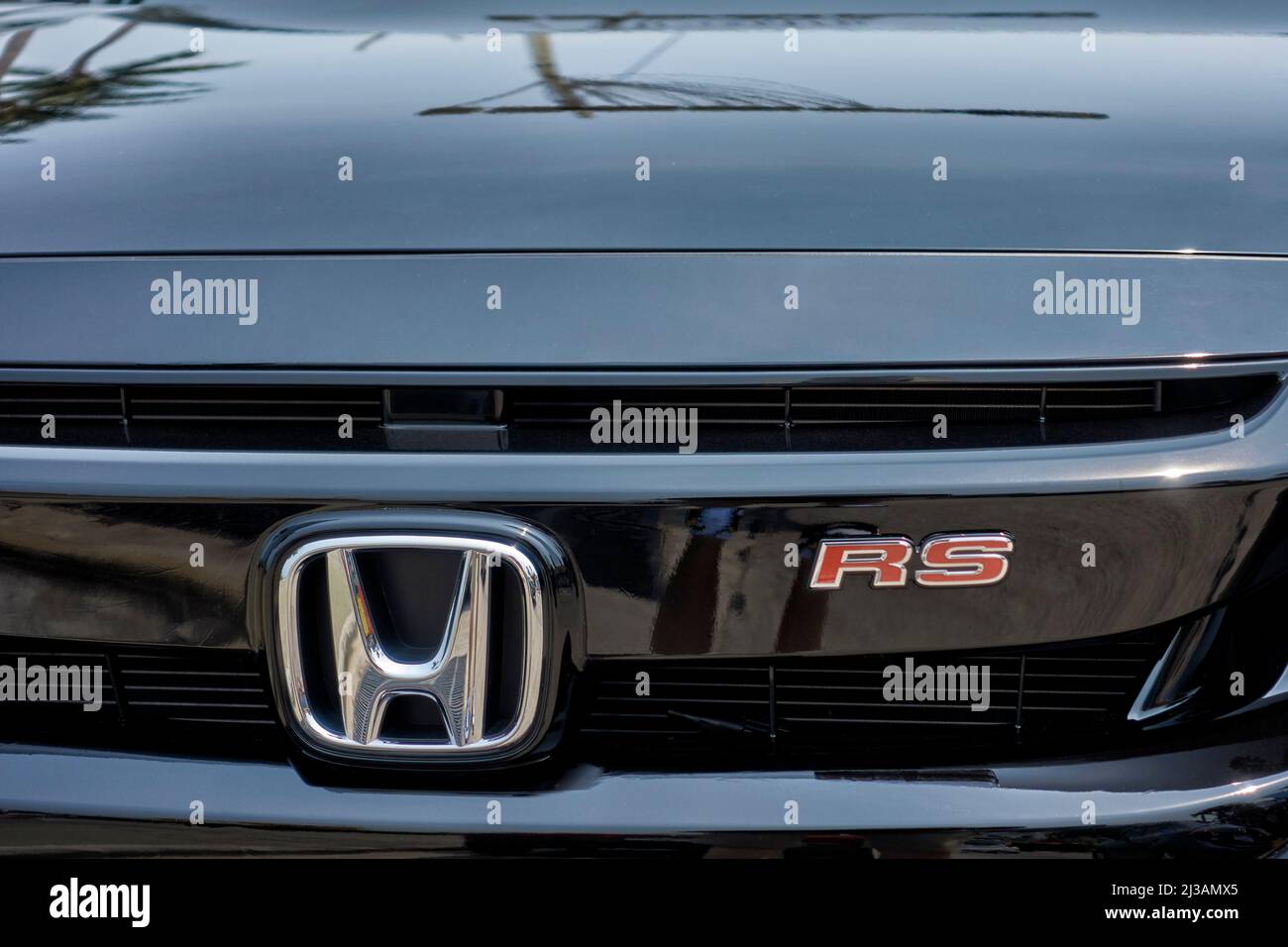 Désignation du badge de voiture Honda Civic RS en lettres rouges sur un véhicule peint en noir Banque D'Images