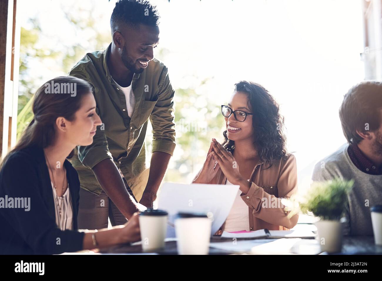 Il a eu une grande idée. Photo d'employés créatifs ayant un petit déjeuner de réunion à l'extérieur. Banque D'Images