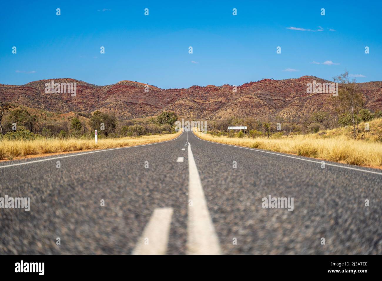 Route de l'Outback en direction de la montagne Banque D'Images