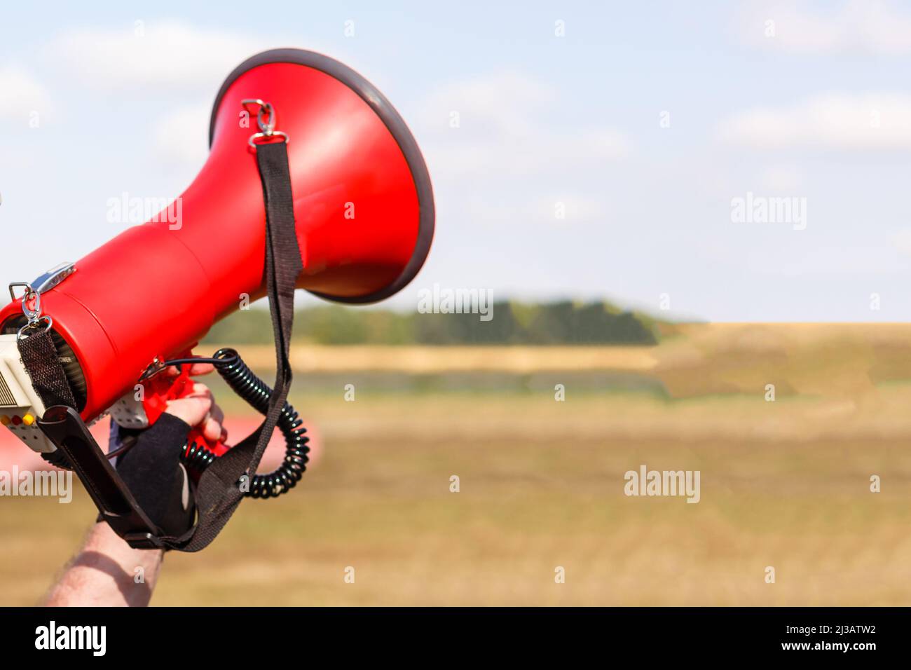 homme debout criant avec un embout buccal. Banque D'Images