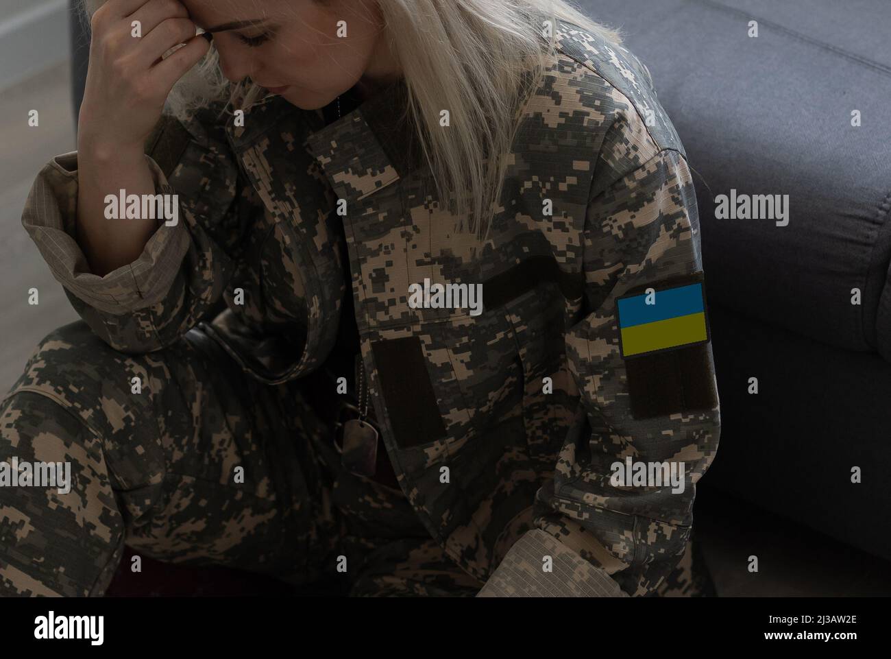triste militaire ukrainienne femme en uniforme Banque D'Images