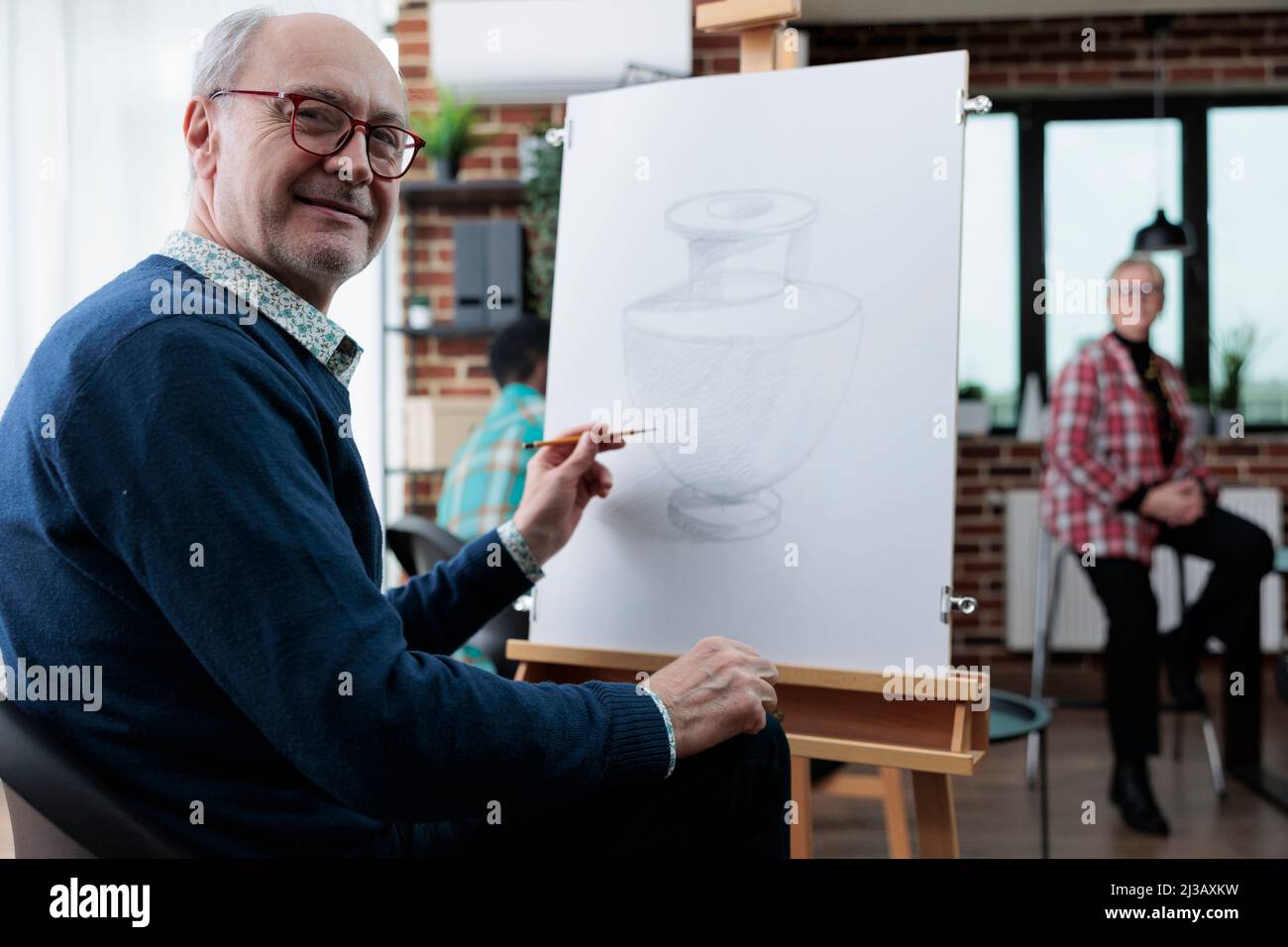 Portrait de l'élève senior souriant dessin vase modèle à l'aide d'un crayon graphique travaillant à l'esquisse pendant la leçon d'art développement des compétences artistiques pour la croissance personnelle. Résolutions du nouvel an Banque D'Images