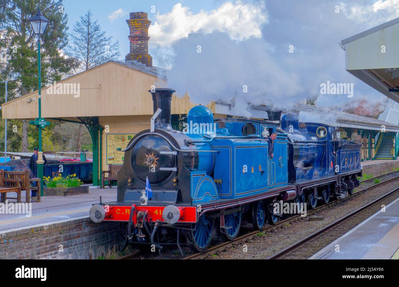 Caledonian Railway Class 439 0-4-4T No 419 et Class 812 0-6-0 No 828 à la gare d'Eridge sur le chemin de fer de Spa Valley. Banque D'Images