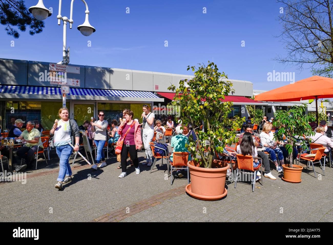 Passants, glacier, Bad Oeynhausen, Rhénanie-du-Nord-Westphalie, Allemagne Banque D'Images