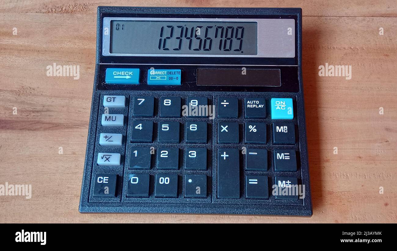 Vue en grand angle d'une calculatrice noire sur la table en bois Banque D'Images