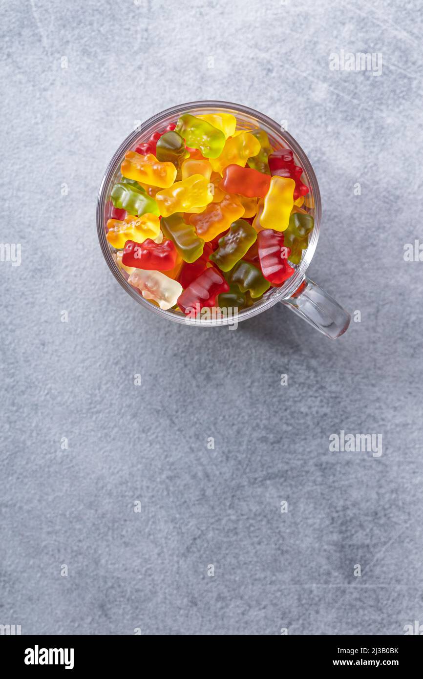 Bonbons à la gelée et à l'ours. Confiseries sucrées colorées dans une tasse. Vue de dessus. Banque D'Images