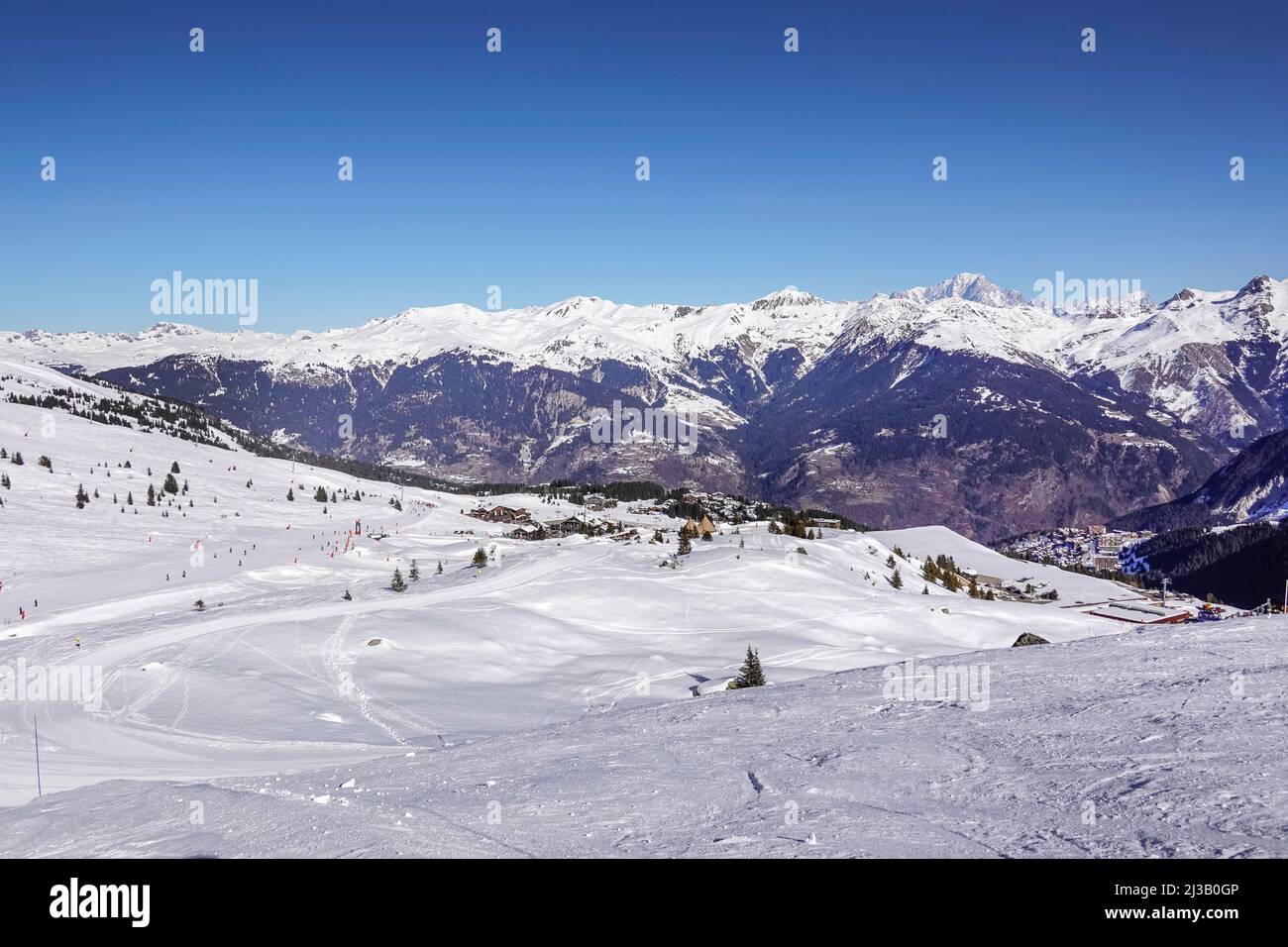 Piste de ski et monde de montagne à Couchevel Moriond, Vallée de Courchevel, département de Savoie, France Banque D'Images