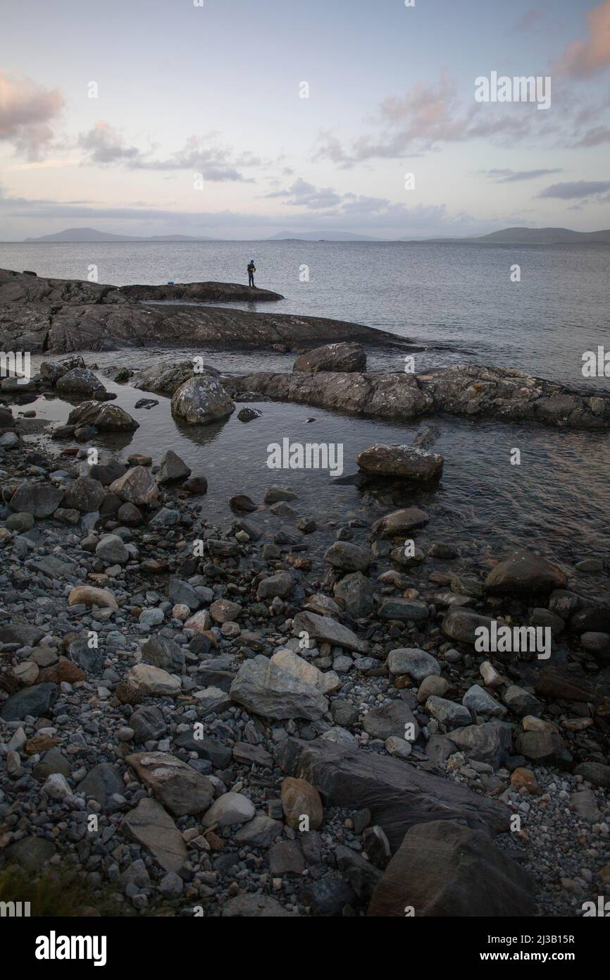 Homme pêchant sur Wild Atlantic Way à Renvyle. Comté de Galway, Irlande Banque D'Images