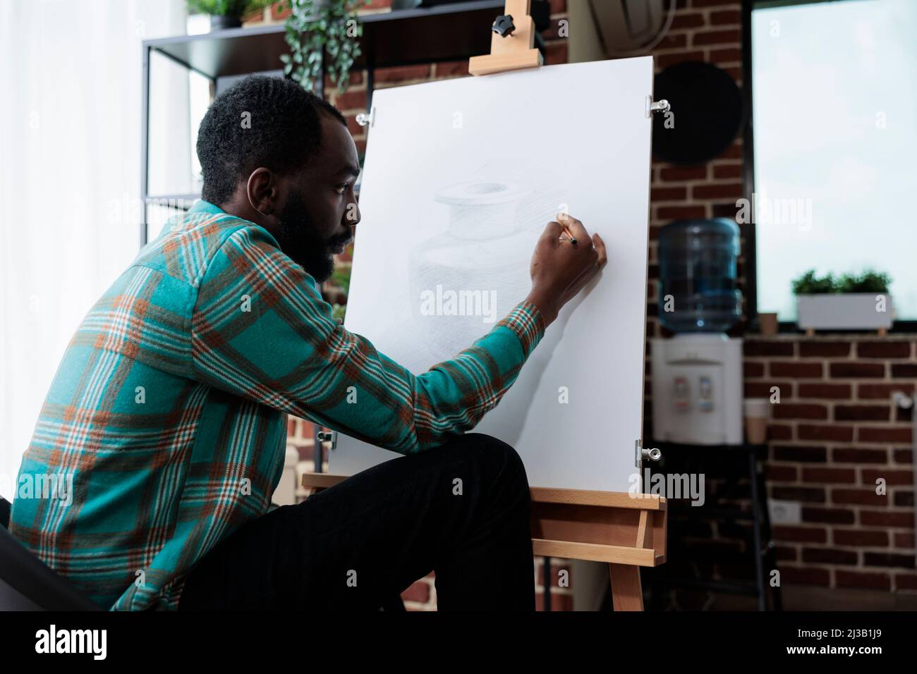 Peintre artiste dessin vase modèle sur toile travail à la technique d'illustration utilisant le crayon graphique pendant la leçon d'art dans studio de créativité. Homme esquissant le prix principal développant de nouvelles compétences Banque D'Images
