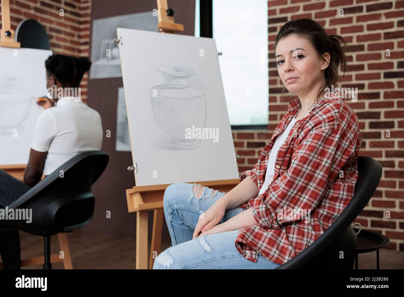 Portrait d'un étudiant souriant travaillant au chef-d'œuvre artistique dessin vase modèle sur la peinture canvad travaillant à la technique graphique en utilisant des outils de dessin en studio de créativité. Concept de classe d'art Banque D'Images