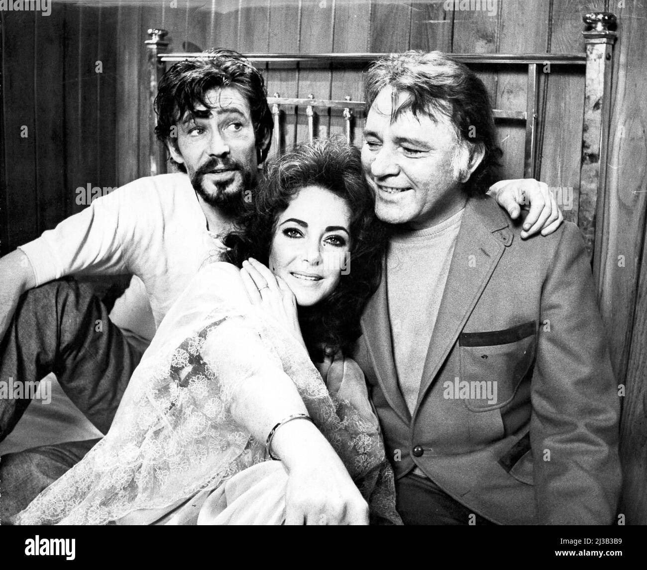 ELIZABETH TAYLOR, RICHARD BURTON ET PETER O'TOOLE SOUS BOIS DE LAIT (1972), DIRIGÉ PAR ANDREW SINCLAIR. Credit: TIMON/ALTURA FILMS INTERNATIONAL / Album Banque D'Images