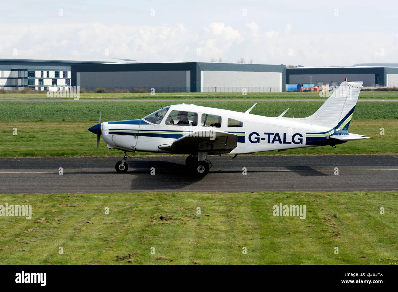 Piper PA28-151 Cherokee Warrior (G-TALG) à Wellesbourne Airfield, Warwickshire, Royaume-Uni Banque D'Images