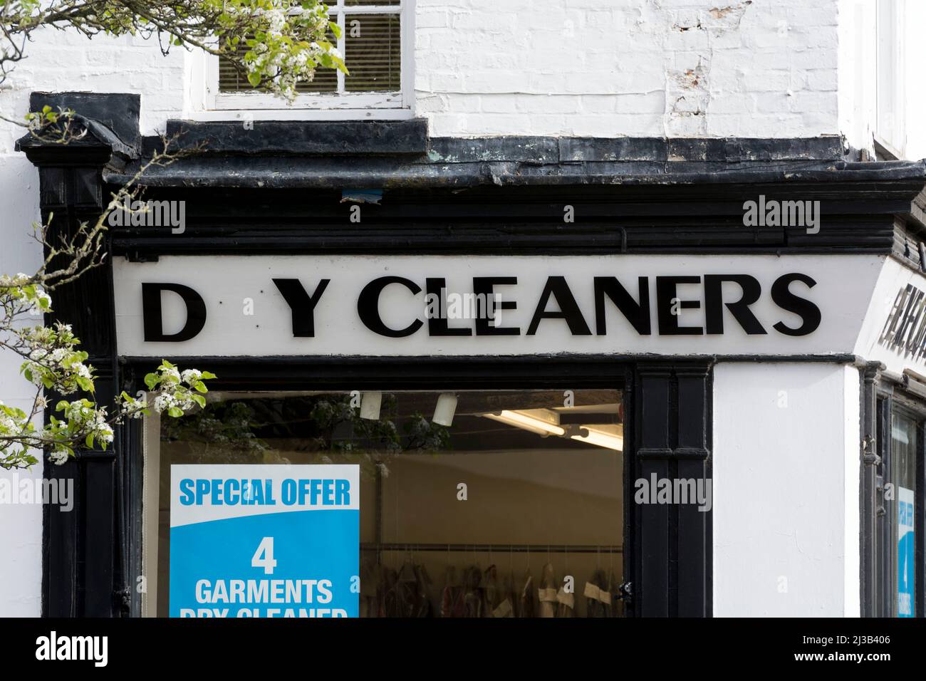 Lettre manquante sur le magasin de produits de nettoyage à sec, Market place, Warwick, Royaume-Uni Banque D'Images