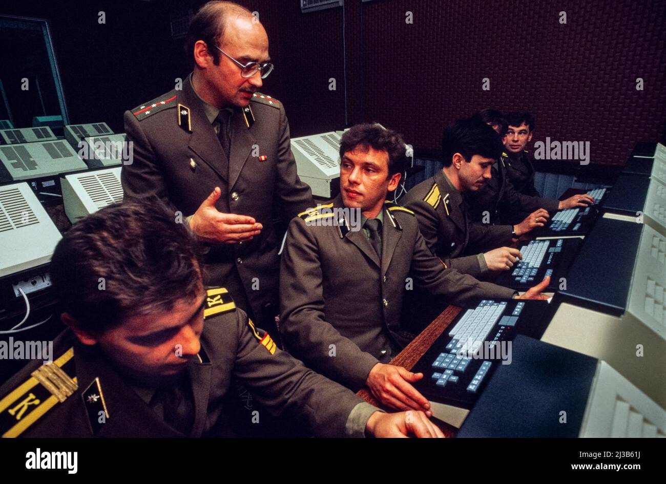Moscou, URSS, août 1990; Collège supérieur du KGB - enseigner l'utilisation des ordinateurs. Banque D'Images