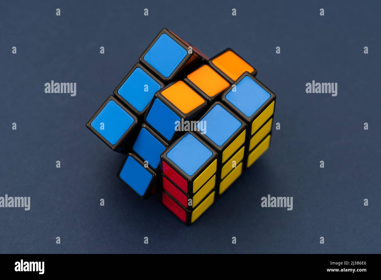 ISTANBUL, TURQUIE - 2 JUILLET 2021 : cube de Rubik sur fond bleu. Rubik's Cube inventé par un architecte hongrois Erno Rubik en 1974. Banque D'Images