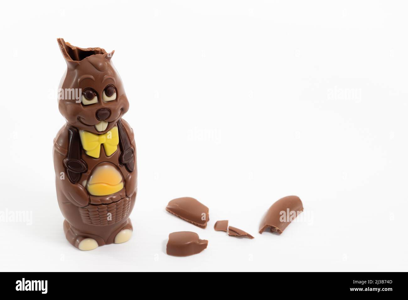 Un lapin de Pâques au chocolat plein d'humour est isolé sur fond blanc. Banque D'Images