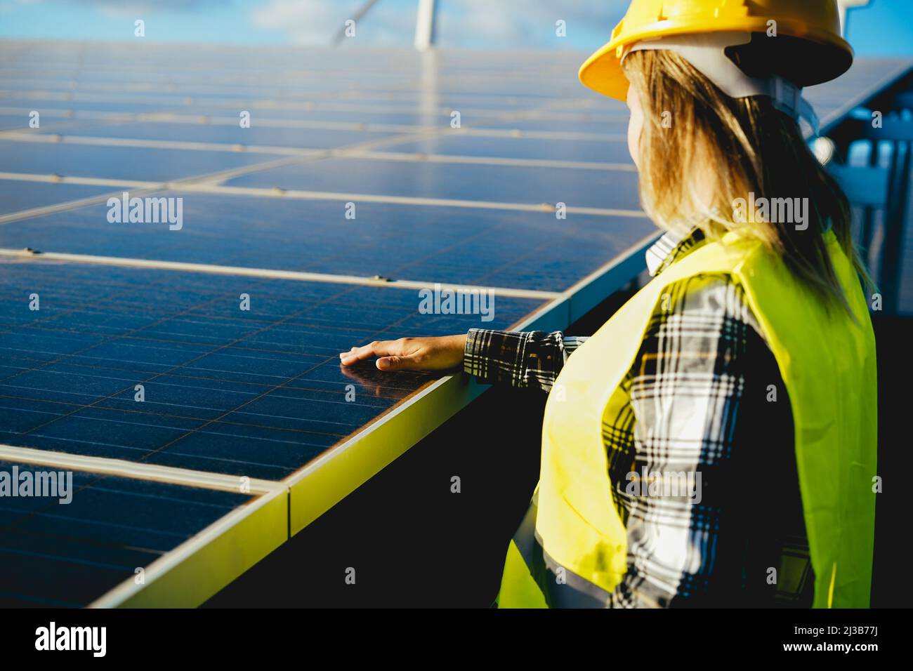 Femme d'ingénieur travaillant dans une exploitation d'énergie alternative - Focus sur le panneau solaire Banque D'Images