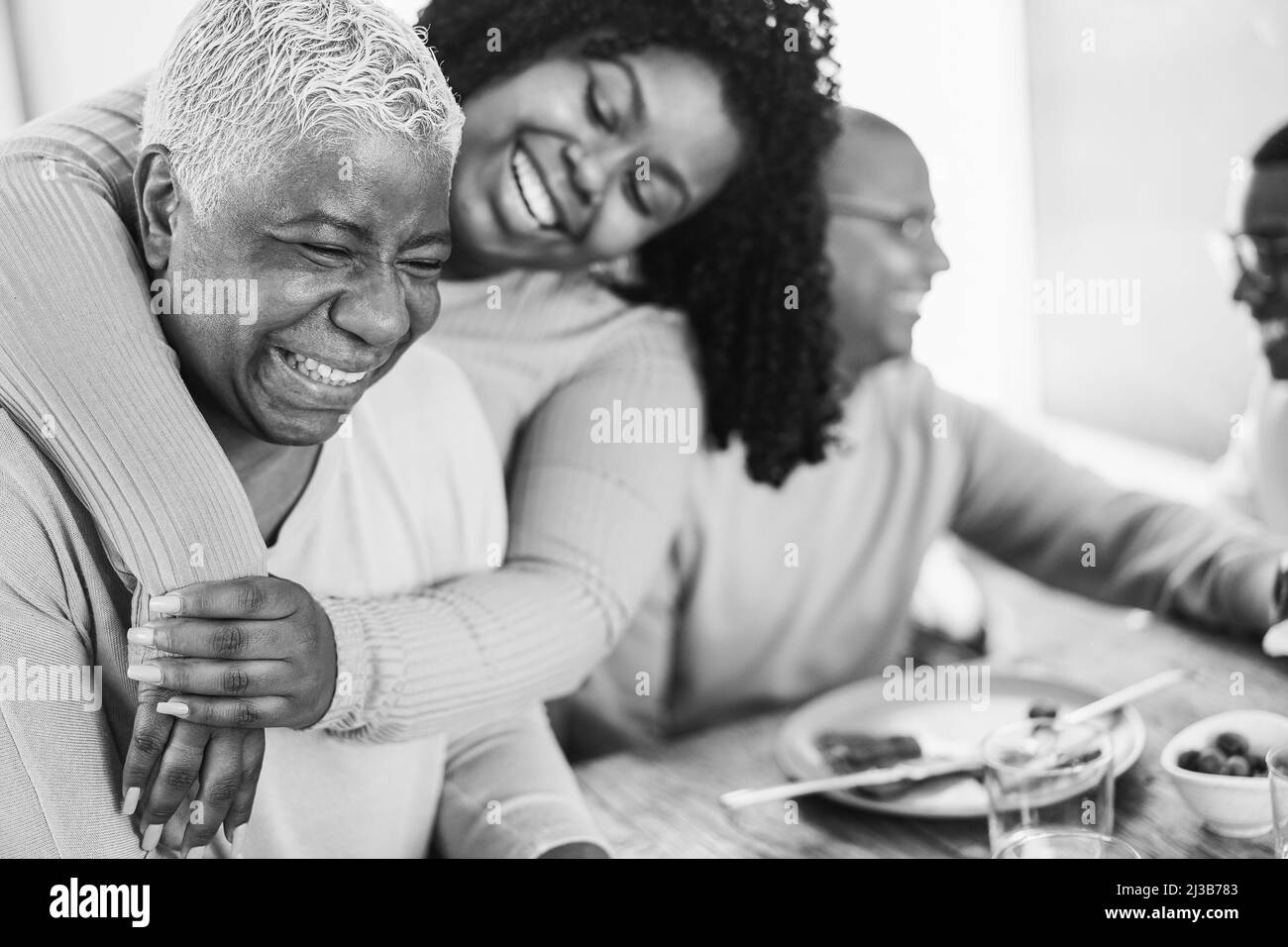 Happy african Family déjeuner ensemble à la maison - Focus sur le visage de la mère - montage noir et blanc Banque D'Images