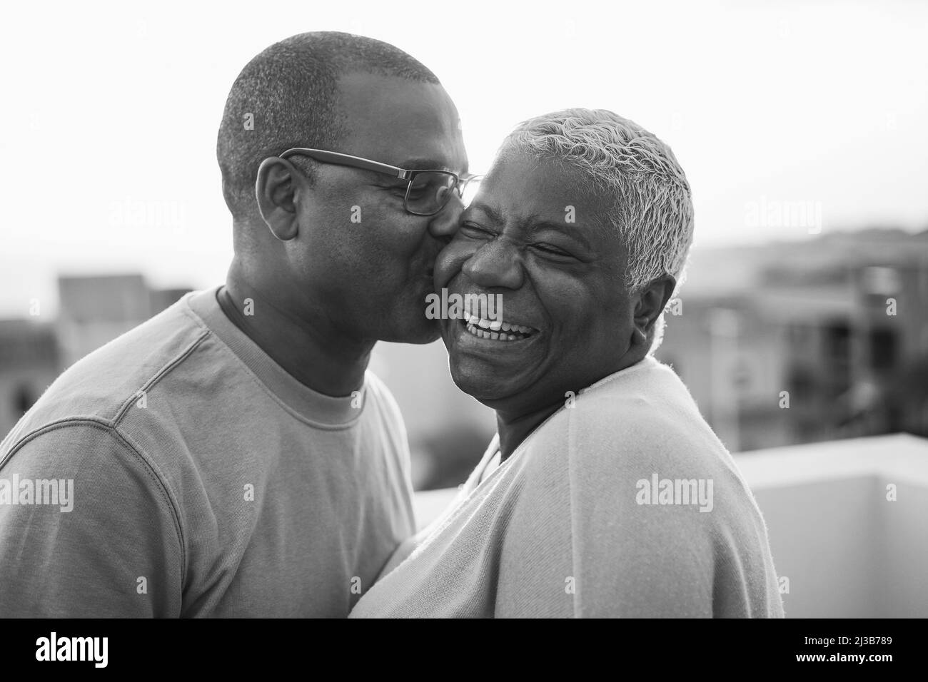 Couple africain heureux ayant un moment tendre à l'extérieur au coucher du soleil d'été - Focus sur le visage de la femme Banque D'Images