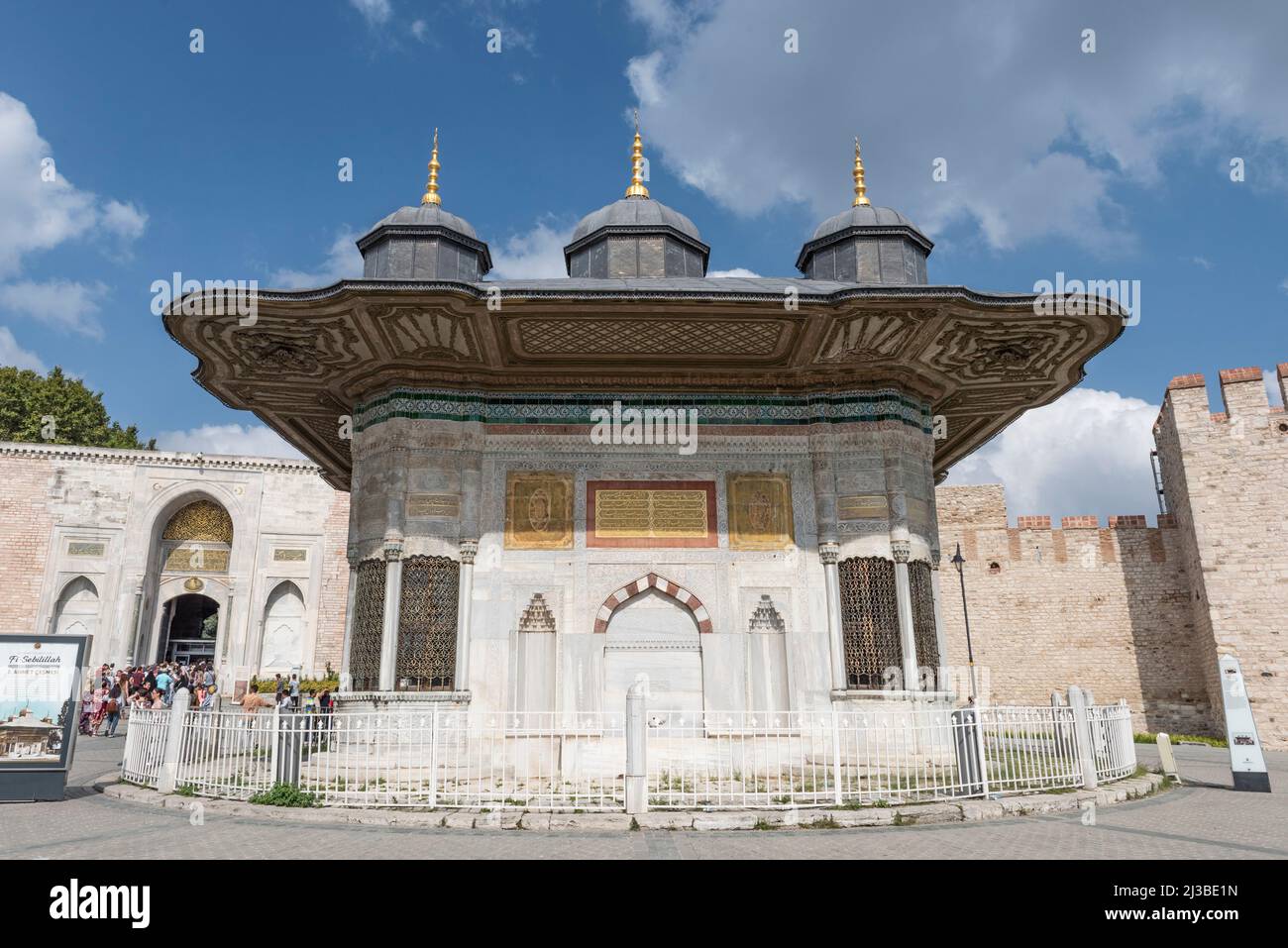 ISTANBUL, TURQUIE - 22 JUILLET 2021 : Fontaine d'Ahmed III La fontaine a été construite en 1728. Entre Sainte-Sophie et l'entrée du Palais de Topkapi, je Banque D'Images