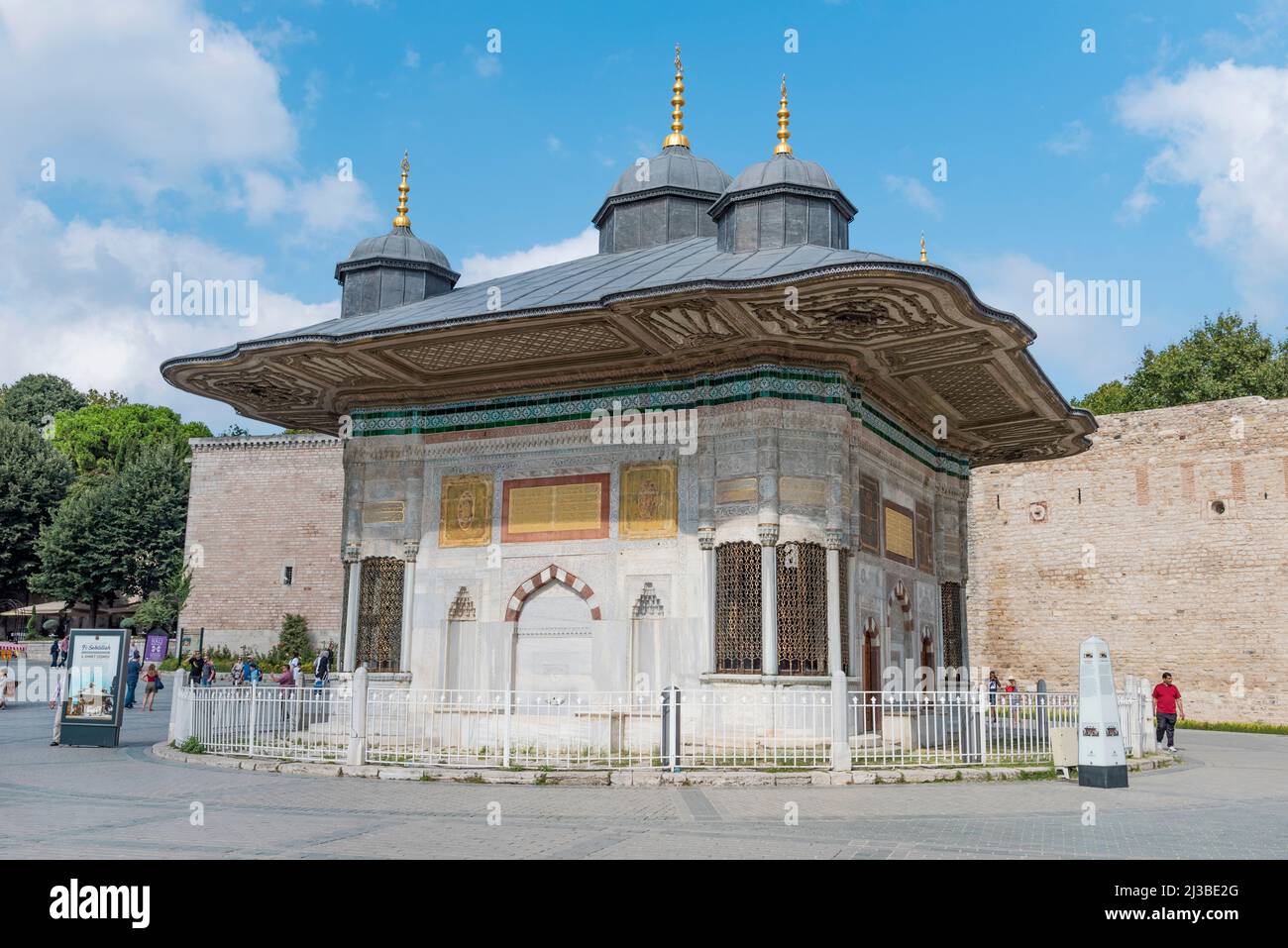 ISTANBUL, TURQUIE - 22 JUILLET 2021 : Fontaine d'Ahmed III La fontaine a été construite en 1728. Entre Sainte-Sophie et l'entrée du Palais de Topkapi, je Banque D'Images