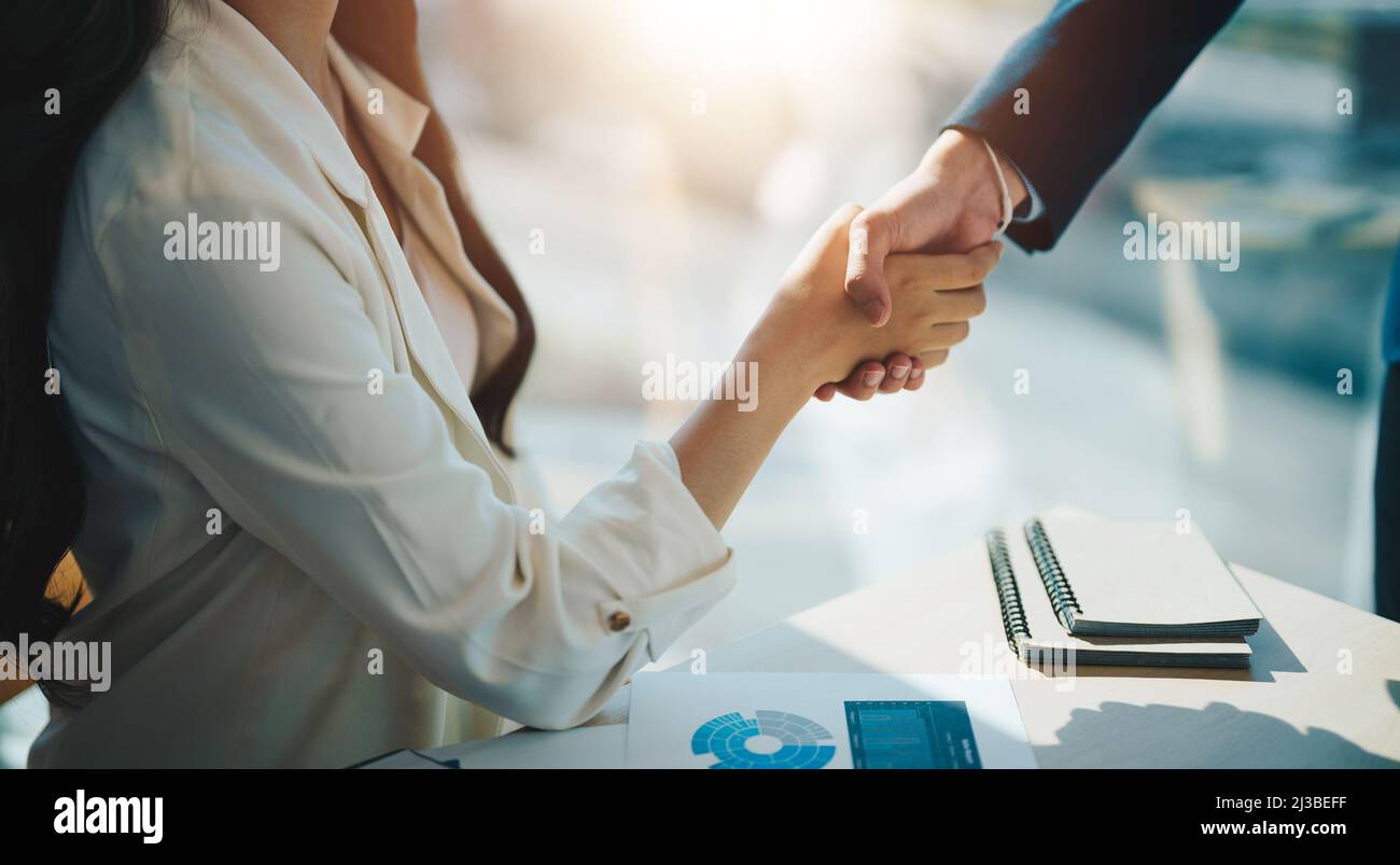 Concept de poignée de main de partenariat d'affaires.photo deux hommes d'affaires processus de poignée de main.offre réussie après grande réunion Banque D'Images