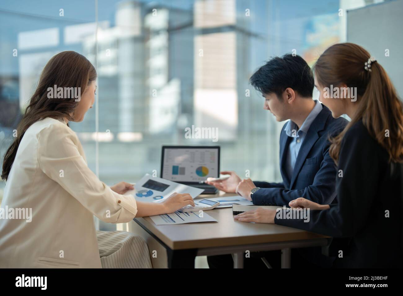 Réunion d'équipe d'affaires présente, collègues investisseurs discutant des nouvelles données de graphique financier de plan sur table de bureau avec ordinateur portable et tablette numérique, Finances Banque D'Images