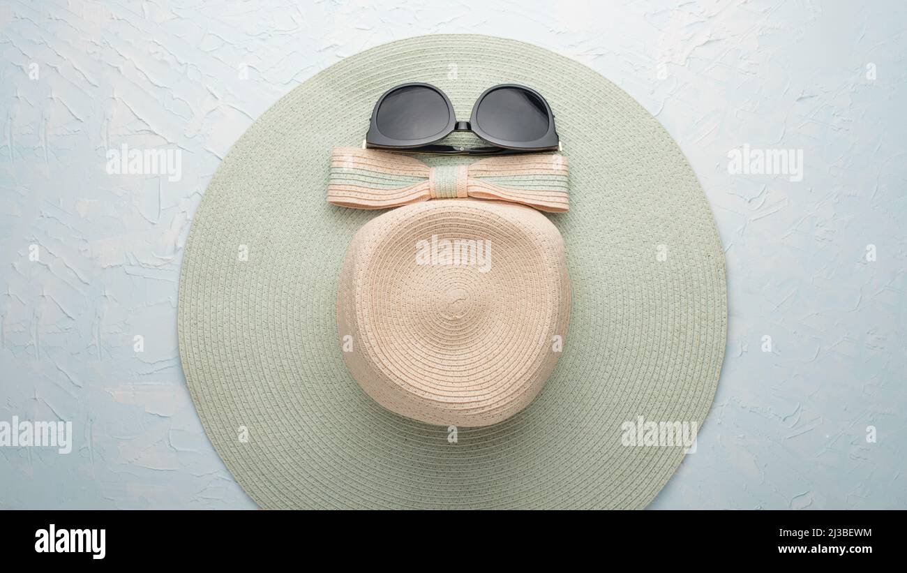Sunglasses round glasses hat Banque de photographies et d'images à haute  résolution - Alamy