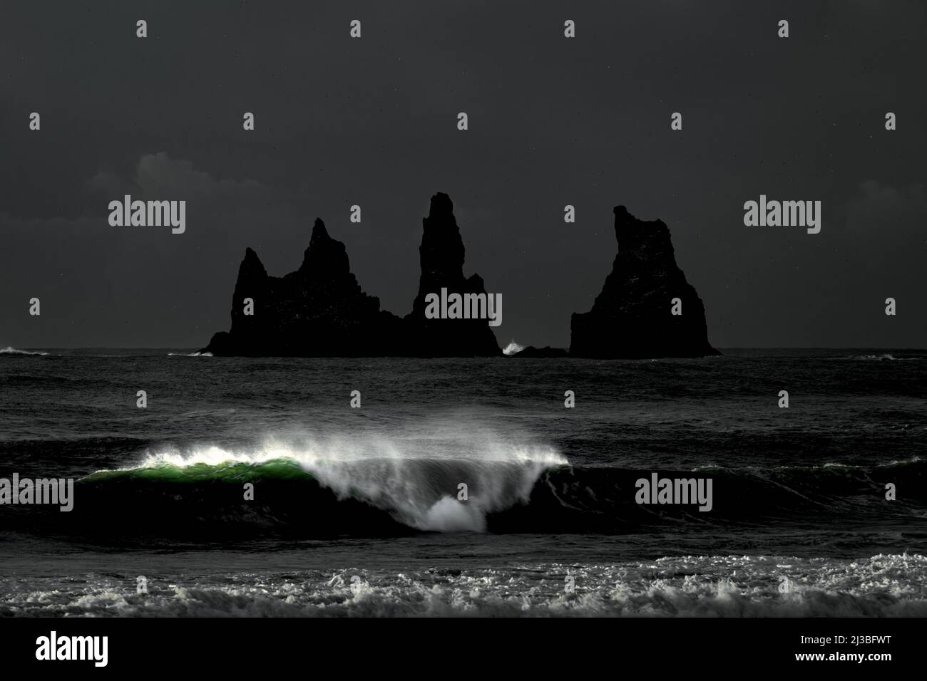 Célèbre formation rocheuse de Reynisdrangar à l'emblématique plage de Reynisfjara. Banque D'Images