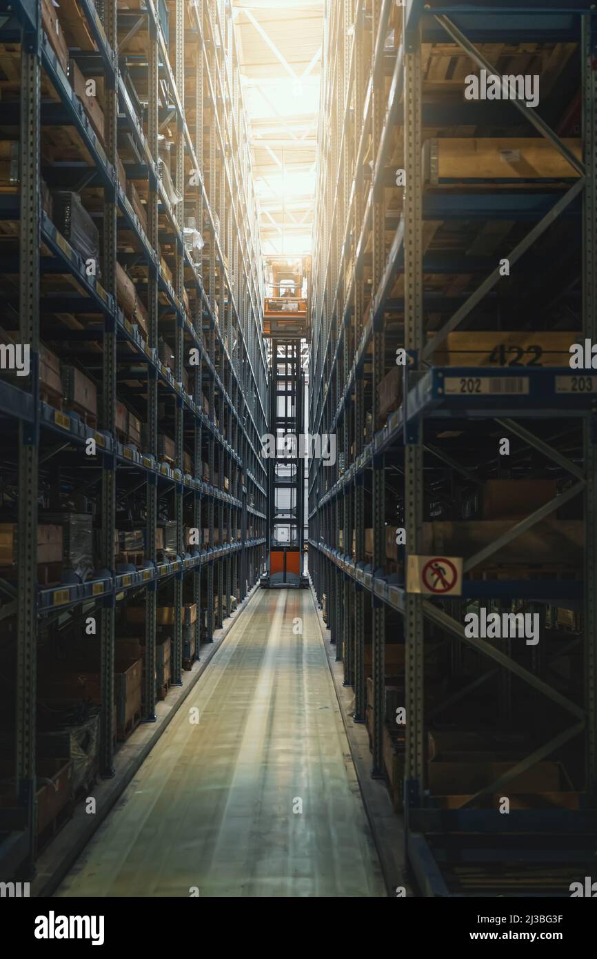 Intérieur moderne de l'entrepôt de distribution avec beaucoup de marchandises dans des boîtes sur des étagères. Banque D'Images