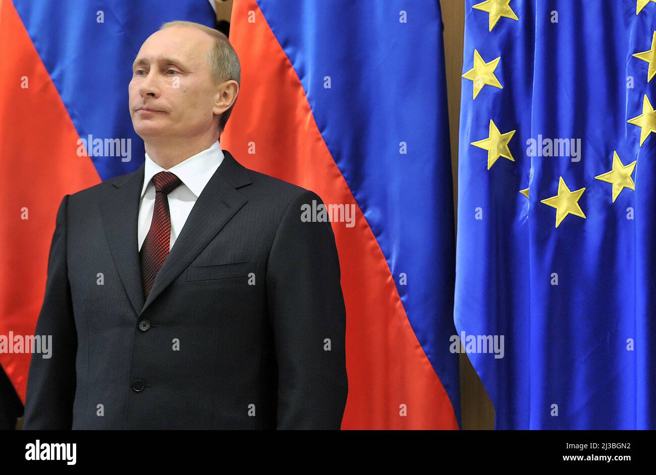BRDO PRI KRANJU, SLOVÉNIE - 22 MARS 2011 : Portrait de Vladimir Vladimirovich Poutine devant le drapeau russe de l'UE lors de la visite en Slovénie. Banque D'Images