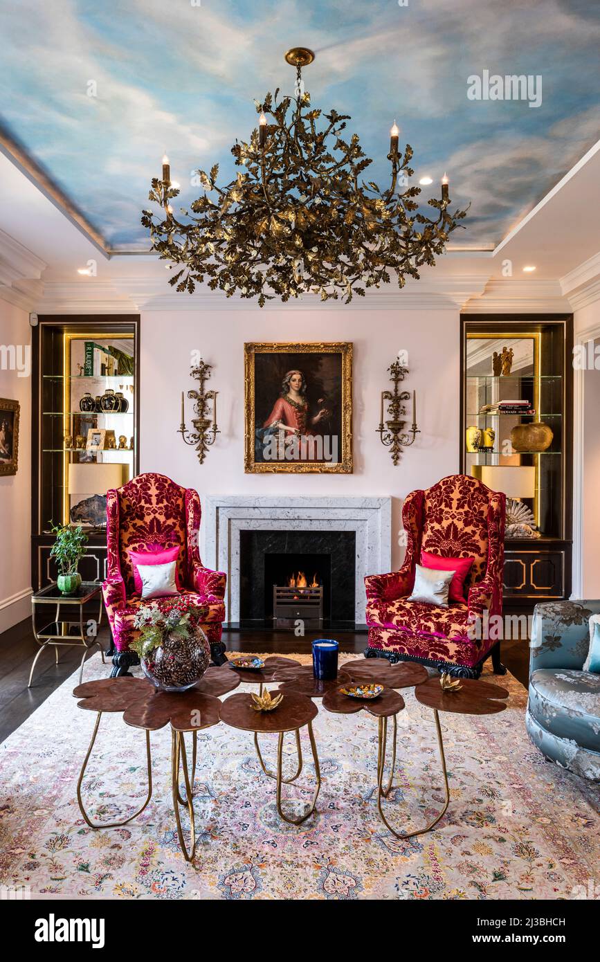 Fauteuils de style William et Mary capitonnés en velours sous le ciel de la trompe-l’œil par Timna Woollard dans la maison de Holland Park, Londres, Royaume-Uni Banque D'Images