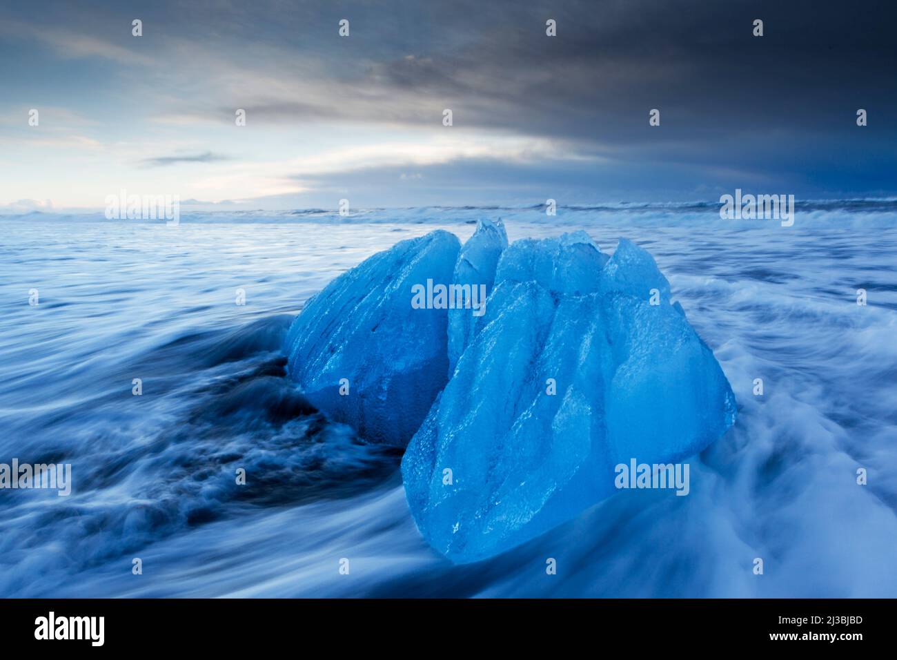 Les vestiges de l'iceberg se sont enlais sur la plage de Jökulsarlön, où des icebergs s'écoulent de la lagune de Jökulsarlön en Islande Banque D'Images