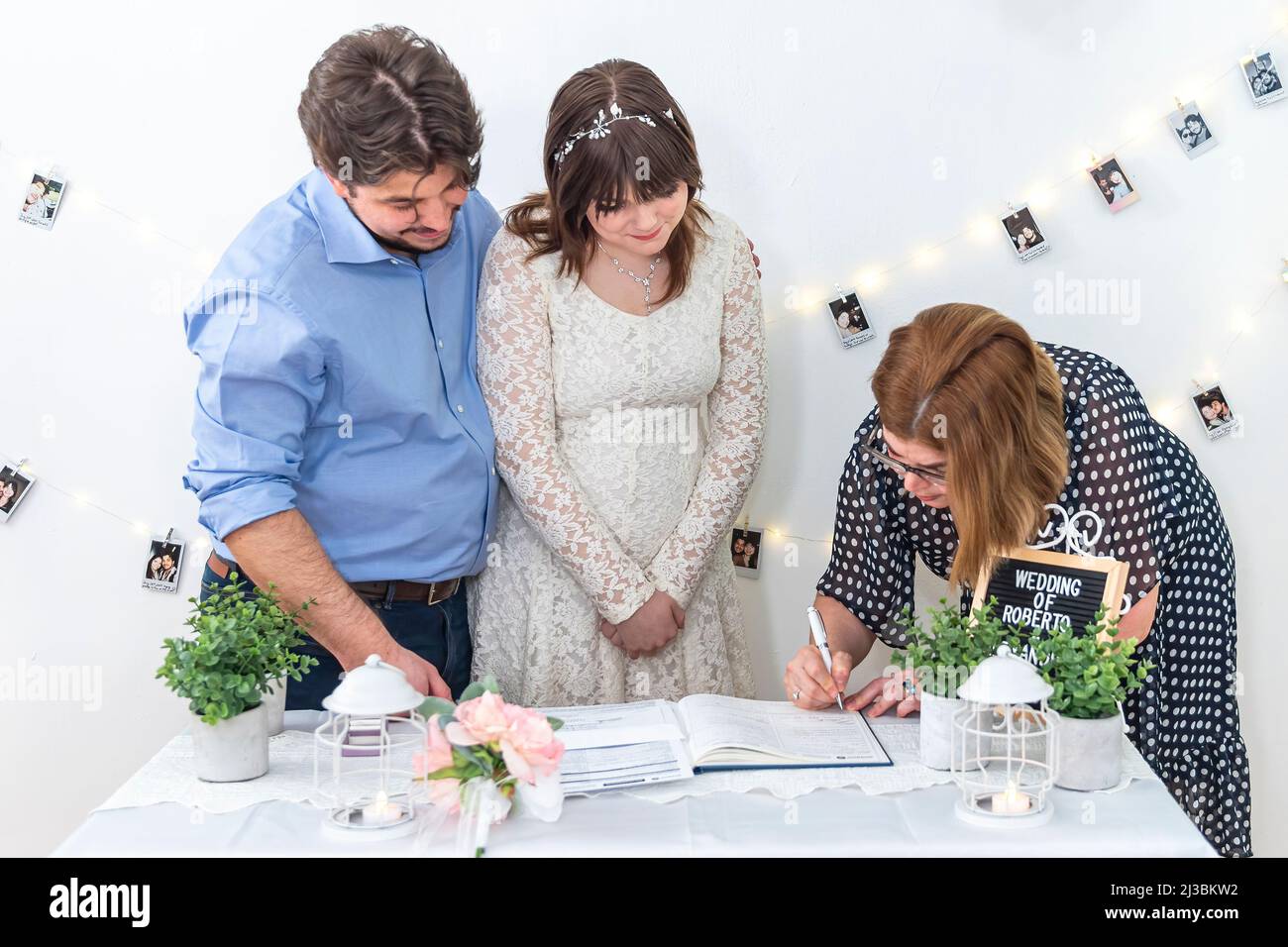 Mariage d'un homme hispanique avec une femme caucasienne. Aucune version ne sera disponible Banque D'Images Mariage d'un homme hispanique avec une femme caucasienne. Aucune version ne sera disponible Banque D'Images