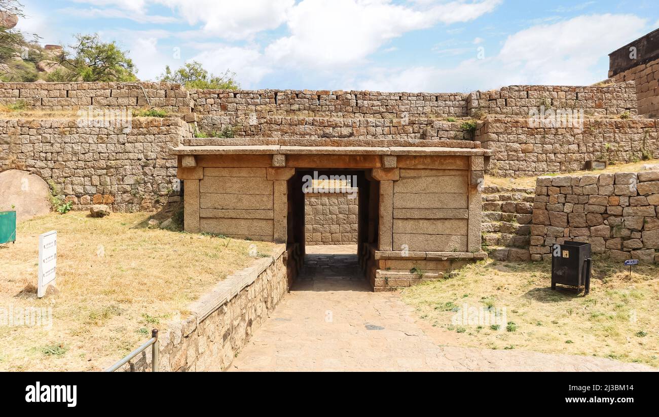 Murs et écluse d'entrée détruits au fort de Chitradurga, Chitradurg, Karnataka, Inde Banque D'Images