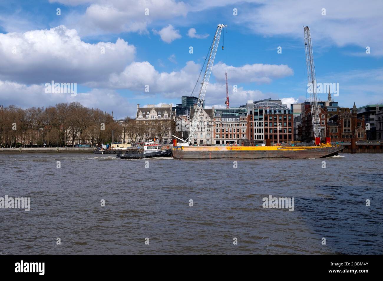 Vue sur les bâtiments, grues, barge, remorqueur sur le site de construction de Super Sewer à travers la Tamise Victoria Embankment Mars 2022 Londres Angleterre KATHY DEWITT Banque D'Images