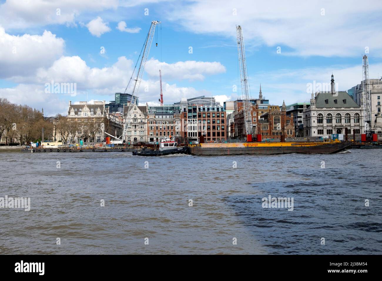 Vue sur les bâtiments, grues, barges, remorqueurs sur le site de construction de Super Sewer de l'autre côté de la Tamise depuis Southbank en mars 2022 Londres Angleterre Royaume-Uni KATHY DEWITT Banque D'Images
