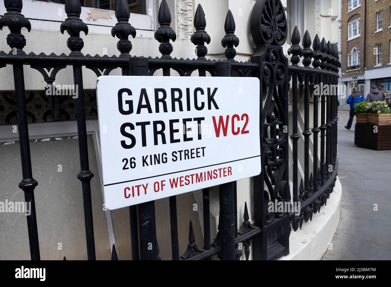 Garrick Street WC2 ville de Westminster panneau de rue et main courante en fer noir ornemental à Londres Angleterre KATHY DEWITT Banque D'Images