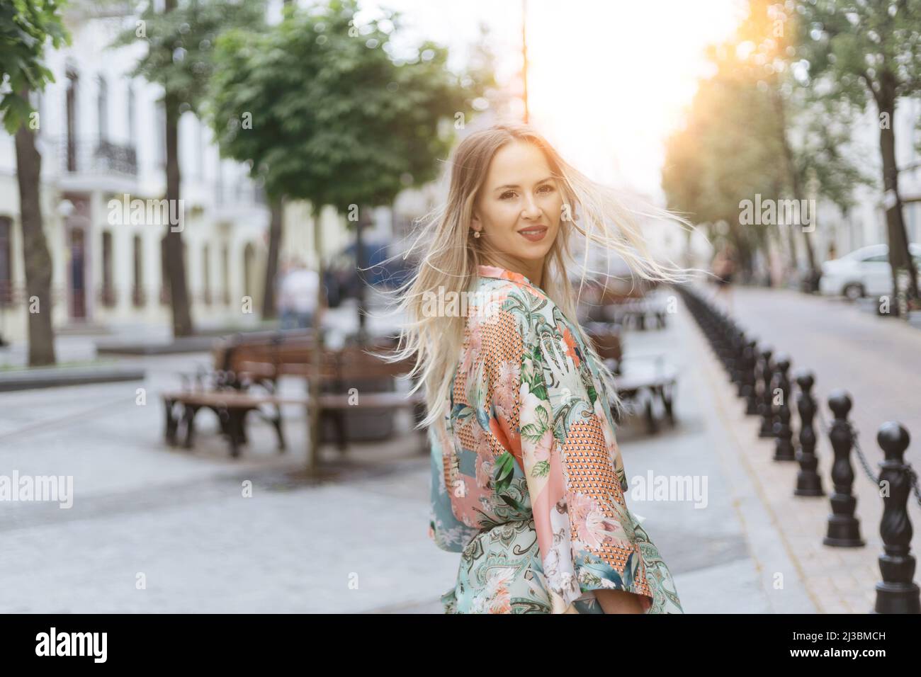 jeune femme souriante regardant la caméra. vue arrière. Banque D'Images