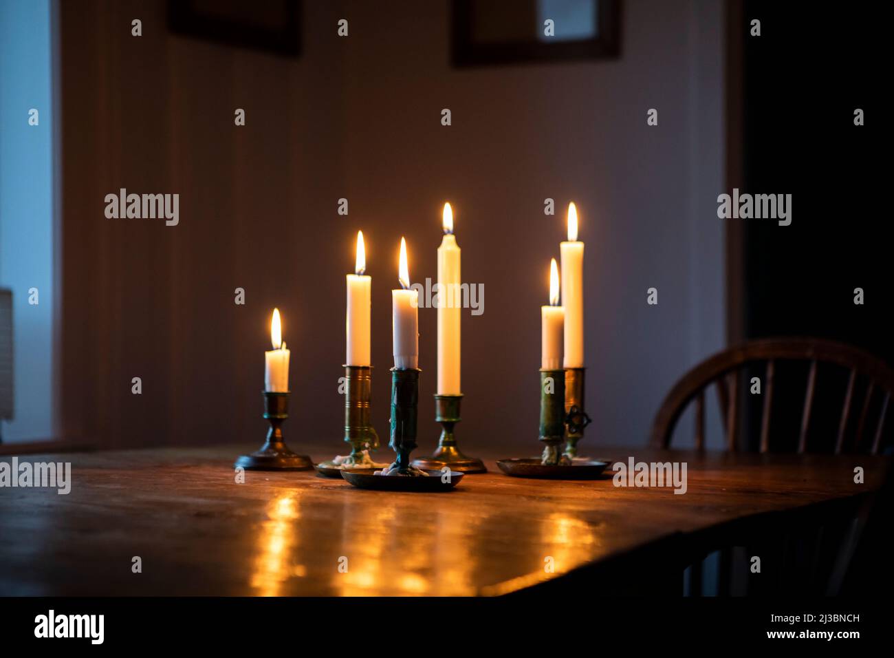 Bougies allumées sur une table en bois Banque D'Images