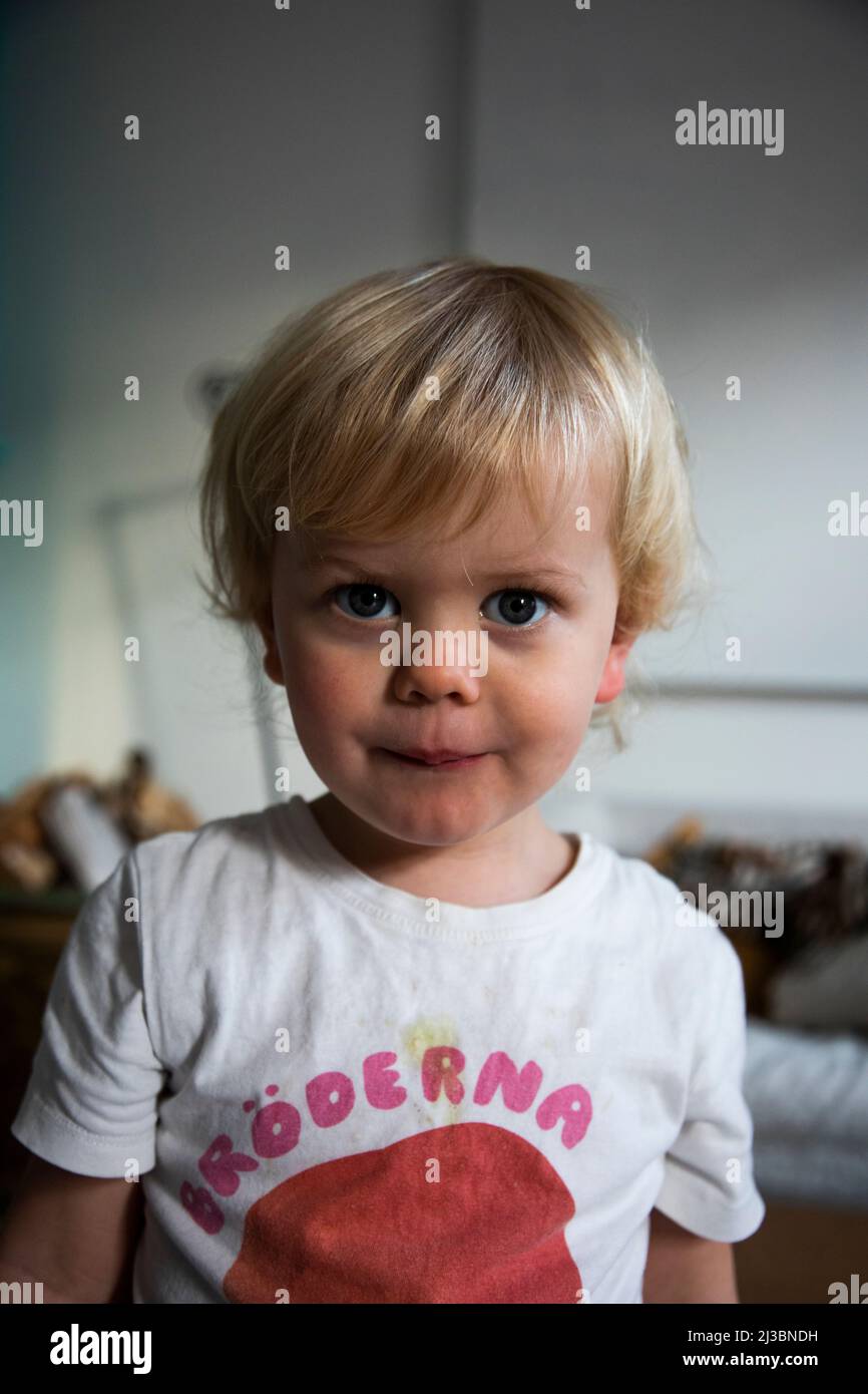 Portrait d'un garçon blond dans un t-shirt sale Banque D'Images