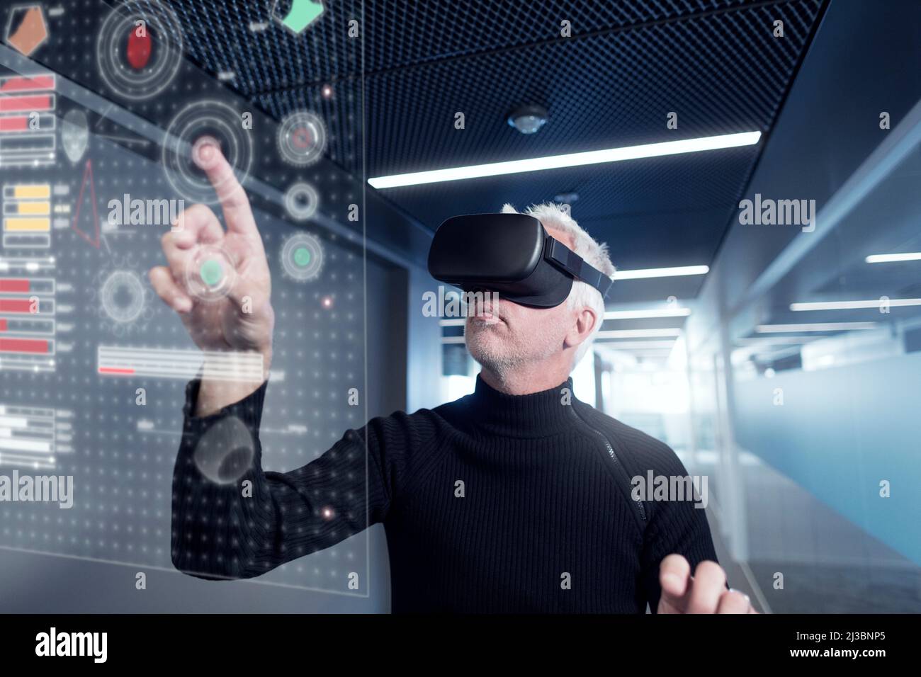 Homme expérimenté dans le casque de réalité virtuelle utilisant une technologie avancée Banque D'Images