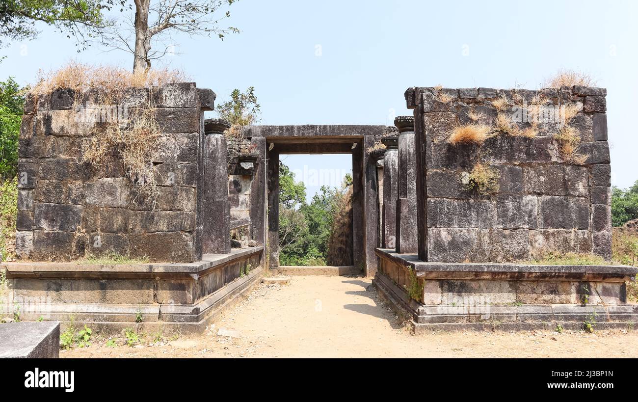 Les ruines fortifications et entrée du fort Kavaledurga, Shimoga, Karnataka, Inde Banque D'Images