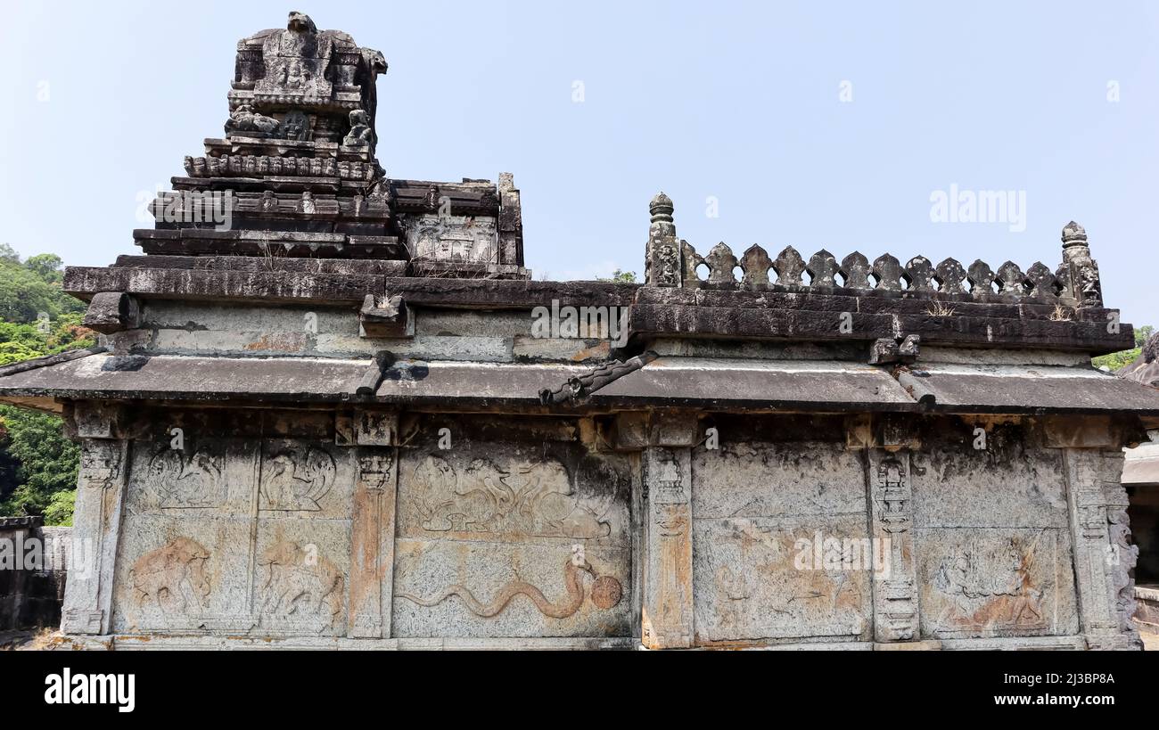 Vue latérale et animaux sculptant sur le temple de Srikantheswara, fort de Kavaledurrgsa, Shimoga, Karnataka, Inde Banque D'Images