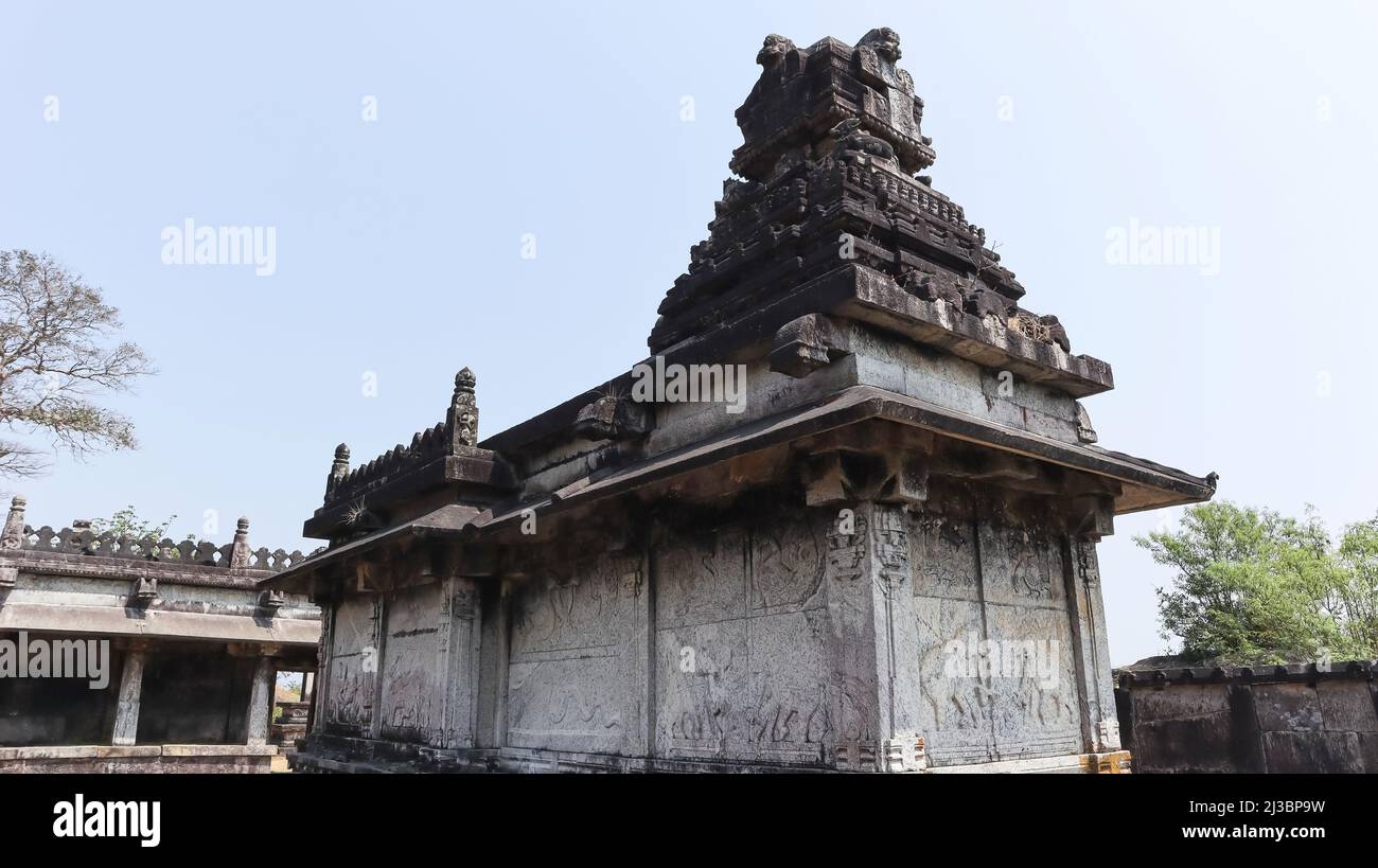 Vue arrière et animaux sculptant sur le temple de Srikantheswara, fort de Kavaledurrgsa, Shimoga, Karnataka, Inde Banque D'Images