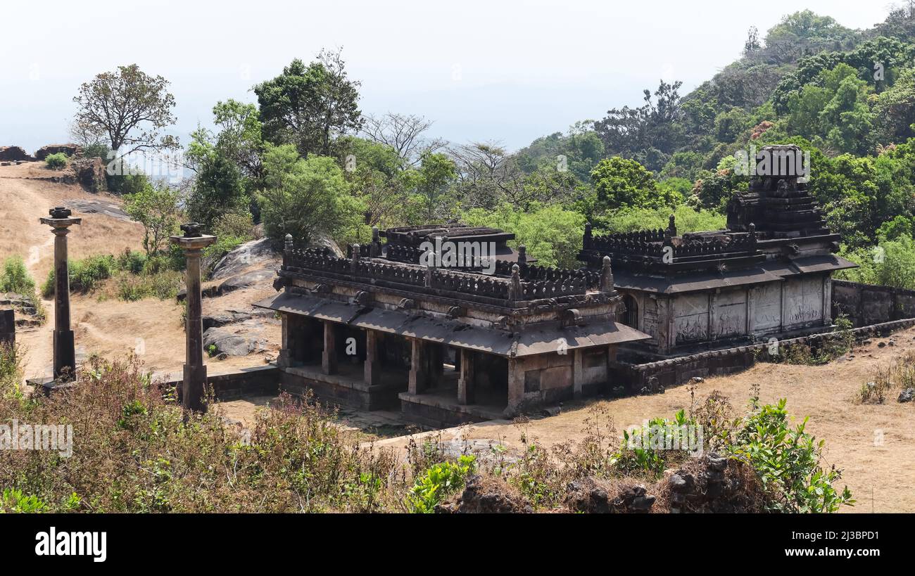 Vue sur le temple de Srikantheswara, fort de Kavaledurga. Le fort a été construit en 9th siècle, et il a été rénové en 14th siècle par Cheluvarangappa. Shimoga, Karn Banque D'Images