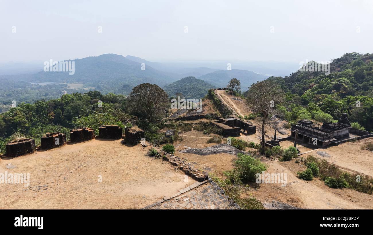 Ruine des Fortres et de belles collines derrière elle, fort Kavaledurga, Shimoga, Karnataka, Inde Banque D'Images