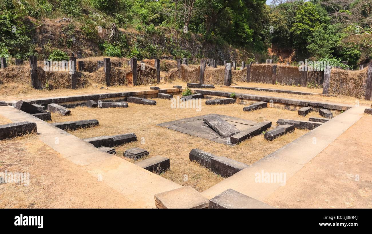 Les piliers détruits et déchus de Kavaledurga fort Sabhagrah, Kavaledurga, Shimoga, Karnataka, Inde Banque D'Images