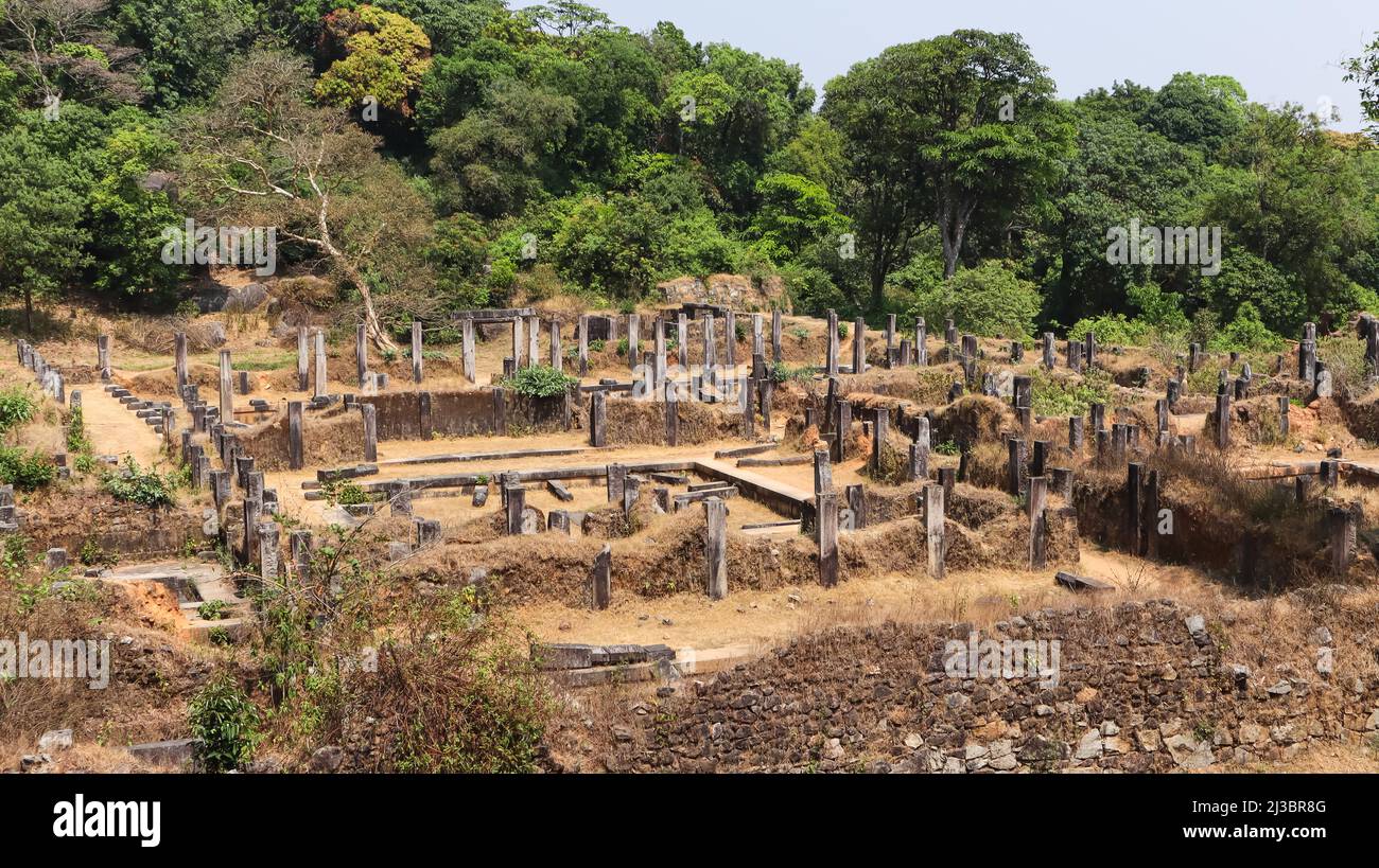 Les piliers détruits et déchus de Kavaledurga fort Sabhagrah, Kavaledurga, Shimoga, Karnataka, Inde Banque D'Images