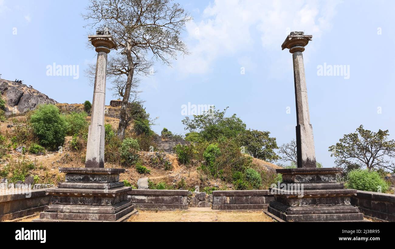 Deux piliers de Vijaya devant le temple de Srikantheswara, fort de Kavaledurga, Shimoga, Karnataka, Inde Banque D'Images